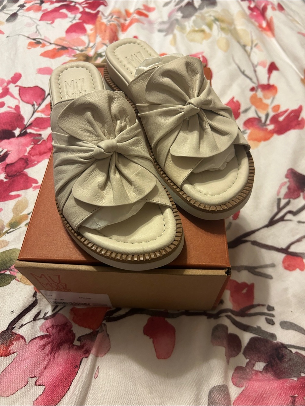 New in box Miz Mooz Cream Knotted Slide Mules